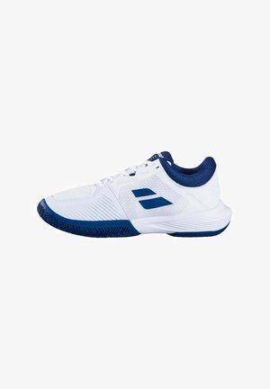 Weißer Sportschuh mit blauen Akzenten, strukturiertem Mesh-Obermaterial und Gummisohle mit einem Profilmuster für Traktion und Stabilität.