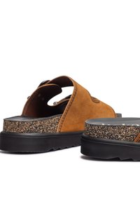 Sandales ouvertes en suède marron avec une semelle noire texturée et des accents en liège ; dotées d'un design découpé pour une meilleure ventilation.