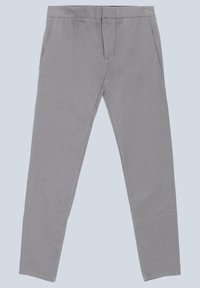 Szare spodnie o zwężanym kroju, wykonane z gładkiego materiału. Posiadają dwie przednie kieszenie oraz gładki pas bez widocznych wzorów czy elementów metalowych.