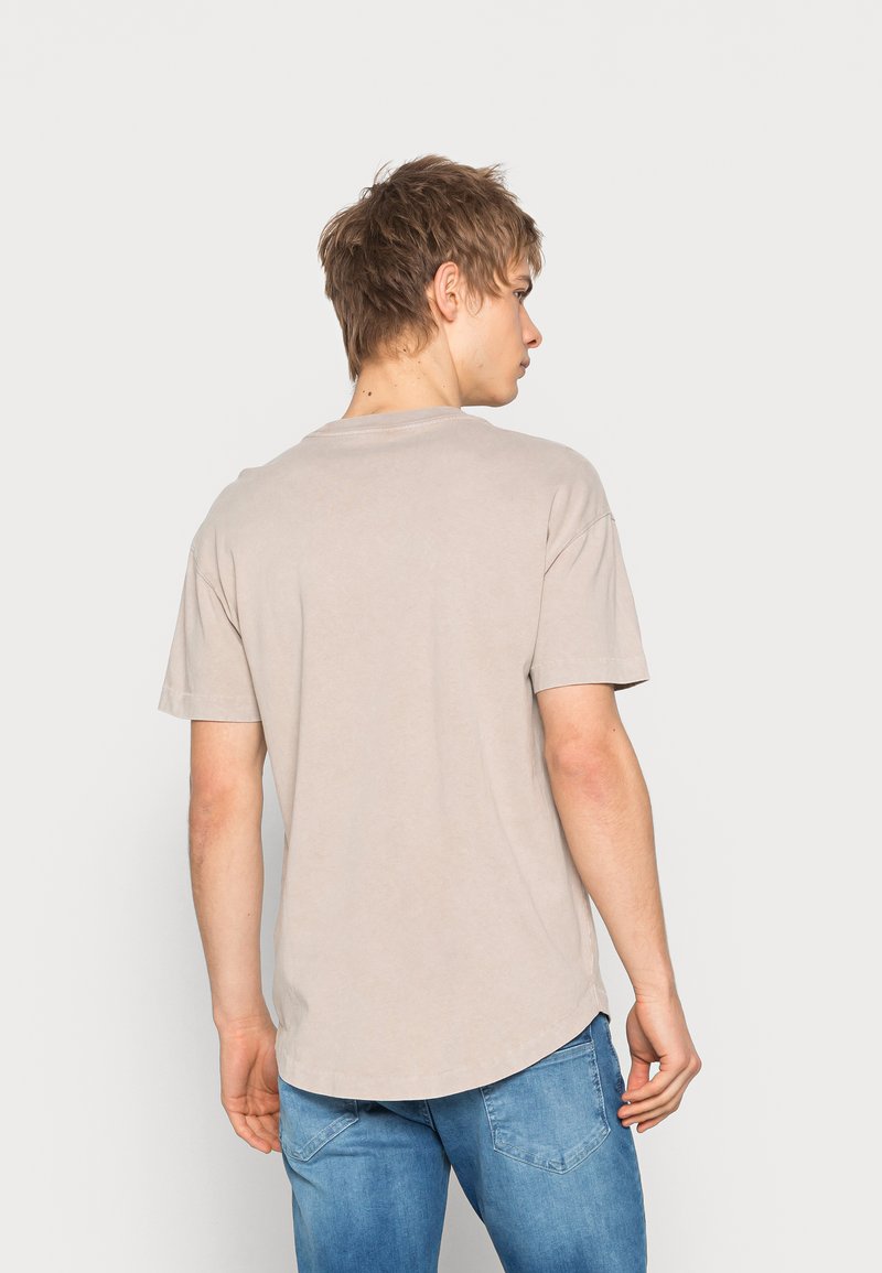 Herren T-Shirts basic | Abercrombie & Fitch ACID WASH CURVED UNISEX T-Shirt basic brown wash/braun - IZ88185 Herren T-Shirts basic | Abercrombie & Fitch ACID WASH CURVED UNISEX T-Shirt basic brown wash/braun - IZ88185