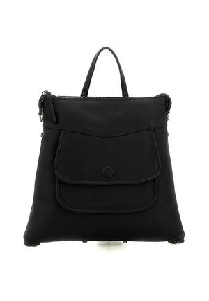 Borsa a mano in pelle nera con manico superiore, tasca frontale con patta e bottone a pressione, e chiusura con cerniera, posizionata su uno sfondo bianco.