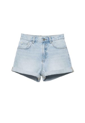 Jasnoniebieskie szorty dżinsowe z podwiniętymi nogawkami, zapinane na guziki z przodu, z pętlami na pasek i przednimi kieszeniami na białym tle.