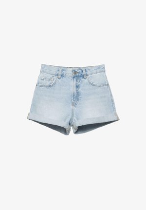 Pantaloni scurți din denim albastru deschis cu tivuri răsucite, închidere frontală cu nasturi, bucle pentru curea și buzunare frontale pe un fundal alb.