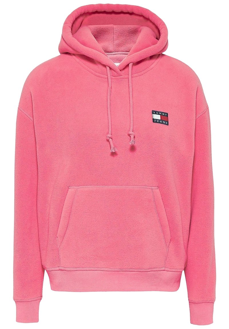 Rosa Fleece-Kapuzenpullover mit Fronttasche, Kordelzugkapuze und einem rechteckigen Logo-Patch mit der Aufschrift "TOMMY JEANS" in Schwarz und Weiß.