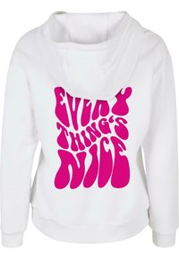 Hoodie blanc avec un grand design graphique en texte rose audacieux qui indique "TOUT EST NICKEL", avec des formes de lettres arrondies et organiques.