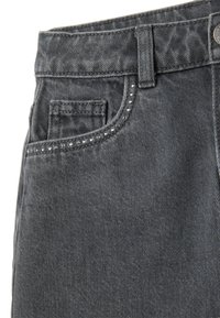 Los jeans de mezclilla gris cuentan con un diseño clásico de cinco bolsillos, con un pequeño bolsillo frontal y tachuelas decorativas plateadas a lo largo del borde del bolsillo.