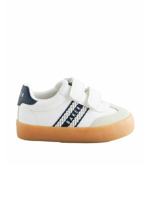 Valge tenniseboot tumehallide aktsentidega, kahe reguleeritava Velcro rihmaga, tekstuurse varbakaitsmega ja triibulise detailiga koos "BAKER" logoga.