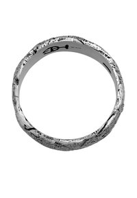 Anello d'argento con una superficie texturizzata e irregolare, caratterizzato da una forma circolare leggermente irregolare e un interno lucido. Marcato "925."