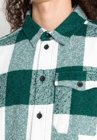 YOUNG POETS Lehká bunda - dark green