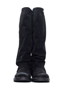 Czarne zamszowe kozaki do kolan o luźnym kroju. Okrągły nosek i płaska, teksturowana czarna podeszwa. Gładka tekstura bez widocznych elementów metalowych.