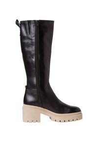 Bota de cuero negro hasta la rodilla con un acabado texturizado, cremallera lateral y un tacón de plataforma beige grueso con ranuras horizontales.