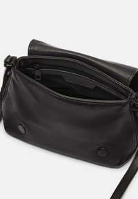 Borsa a tracolla in pelle nera con una texture liscia, chiusura con zip superiore e tasca interna. Presenta una tracolla removibile e bottoni a pressione.