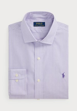 Camisa de vestir lila claro con rayas verticales blancas, cuello abotonado, bolsillo en el pecho y logo bordado en morado oscuro.