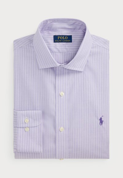 Cămașă de culoare violet deschis cu dungi verticale albe, guler tip button-down, un singur buzunar pe piept, având un logo brodat de culoare violet închis.