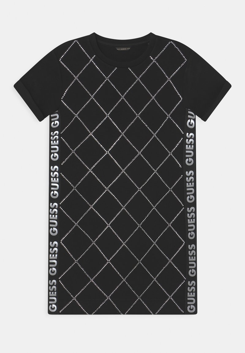 Czarna sukienka t-shirtowa z diamentowym wzorem utworzonym przez przezroczyste cyrkonie, z logo "GUESS" nadrukowanym po bokach na biało.