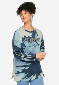 Felpa camouflage a maniche lunghe in tonalità di blu e verde, con la scritta "TIME to inspire" e spacco laterale per facilitare i movimenti.