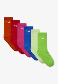 Sześć par skarpetek sportowych Nike w kolorze pomarańczowym, czerwonym, różowym, niebieskim, jasnym zielonym i intensywnym zielonym. Każda skarpeta ma białe logo oraz prążkowaną teksturę.