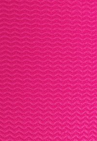 Têxtil em rosa brilhante, com uma textura suave e um padrão em zigue-zague por toda parte. O material parece ser tecido com um leve brilho.