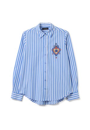 Camicia a maniche lunghe blu e bianca a righe verticali con bottoni davanti e un colorato cuore ricamato con un occhio sul lato sinistro del petto.