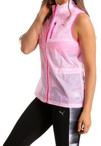 Gilet senza maniche di un rosa chiaro con colletto alto, zip frontale completa, design a righe, dettagli in rosa a contrasto e due tasche laterali.