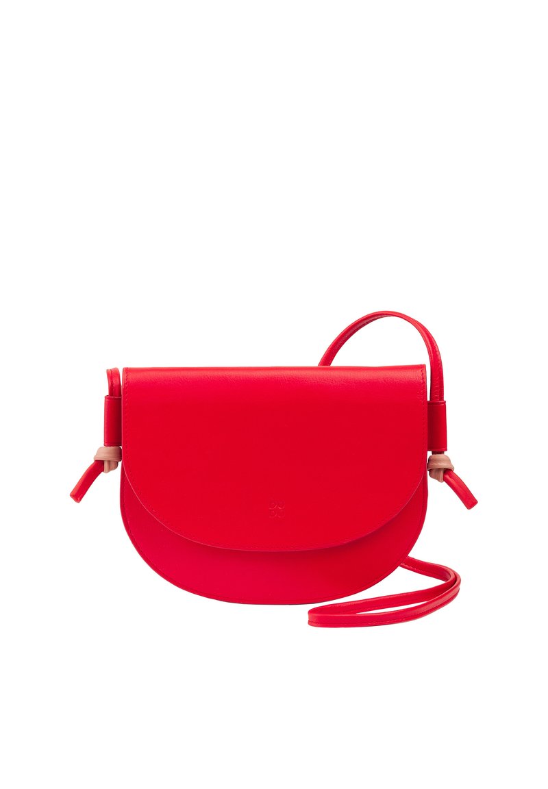 Borsa a tracolla in pelle rossa con design a patta arrotondata, tracolla sottile e branding minimale sul davanti. Texture liscia con decorazioni minime.