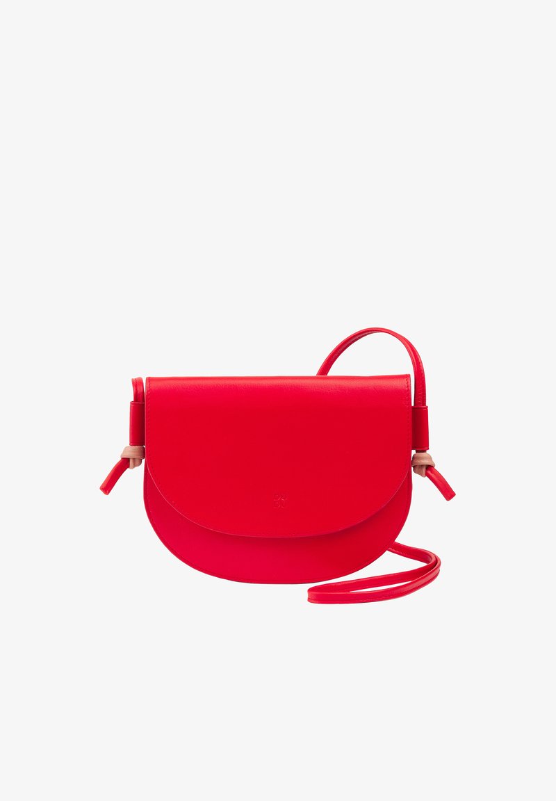 Borsa a tracolla in pelle rossa con design a patta arrotondata, tracolla sottile e branding minimale sul davanti. Texture liscia con decorazioni minime.