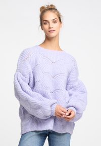 Lila gestrickter Pullover mit strukturiertem Muster, Ballonärmeln und rundem Ausschnitt, aus weichem, flauschigem Material.