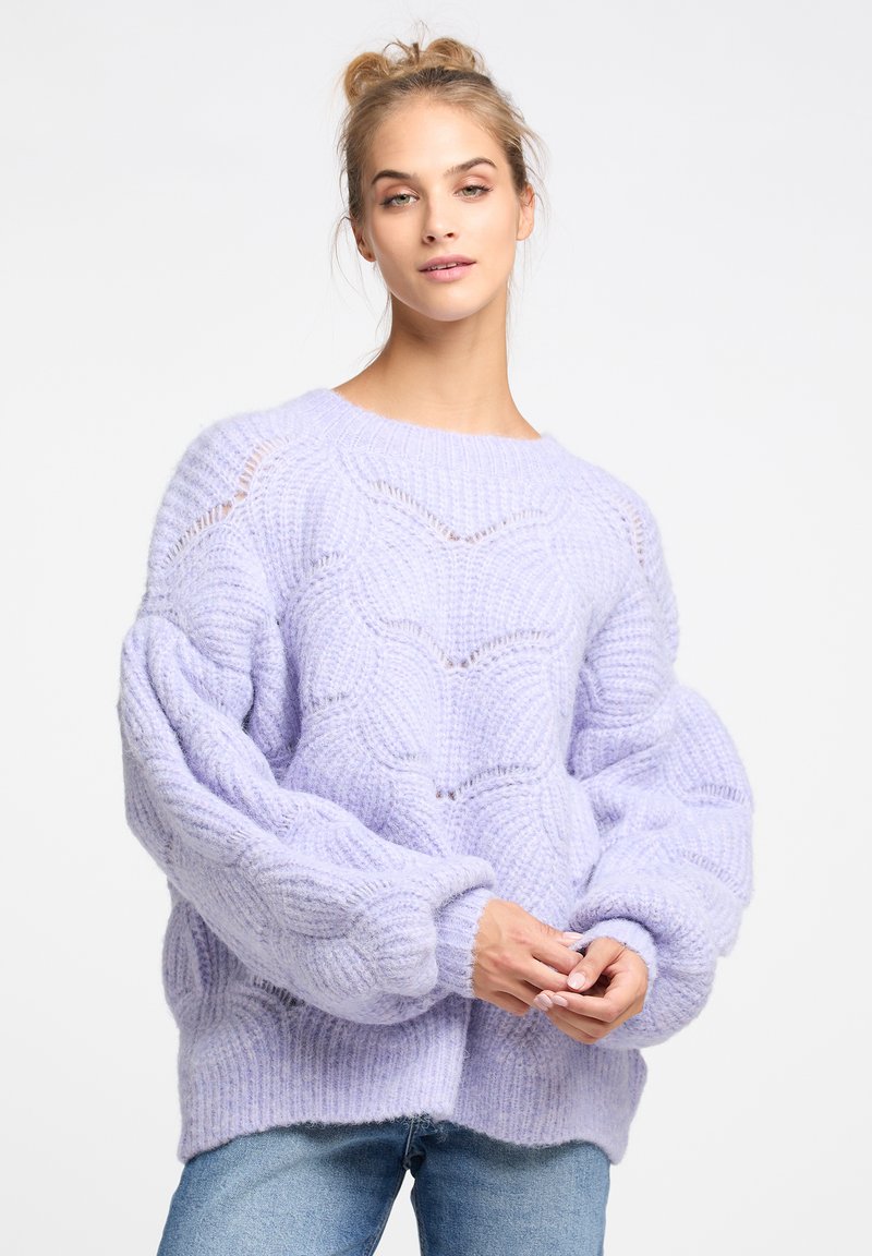 Lila gestrickter Pullover mit strukturiertem Muster, Ballonärmeln und rundem Ausschnitt, aus weichem, flauschigem Material.