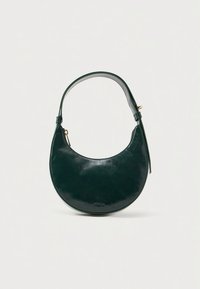 Sötétzöld bőrből készült kézitáska, holdsarló alakú, rövid fogantyúval és fényes felülettel, minimális fémszereléssel és sima textúrával.
