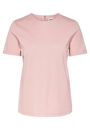 Jasnoróżowy top damski z krótkim rękawem, okrągłym dekoltem i widocznym zamkiem błyskawicznym z tyłu, gładka, jednolita tkanina, metka marki wewnątrz kołnierza.
