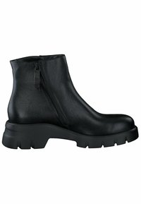 Botas de cuero negro hasta el tobillo con un acabado texturizado, cremallera lateral y suela gruesa con surcos profundos para mayor tracción.