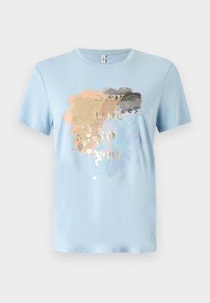 T-shirt à manches courtes bleu clair en tissu doux. Présente un design éclaboussé en or, gris, pêche et bleu avec le texte "Reste fidèle à toi-même."