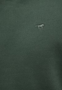 Ciemnozielony sweter wykonany z miękkiego materiału, z małym haftowanym logo konia w jaśniejszym odcieniu, o gładkiej fakturze.