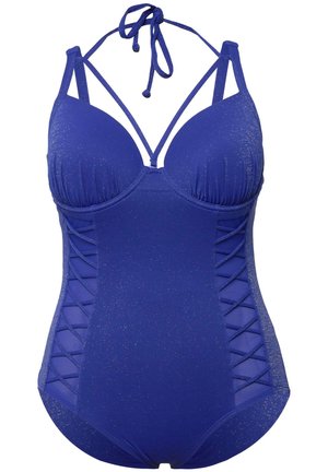 Maillot de bain une pièce bleu en tissu texturé, avec un col scaloppé, une poitrine froncée et des découpes sur les côtés. Des accents scintillants mettent en valeur le design.