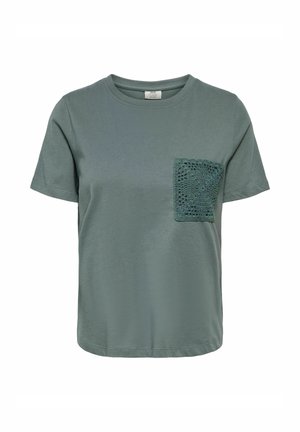 Groen T-shirt met korte mouwen en ronde hals, voorzien van een gestructureerde haakwerk vierkante zak op de linkerborst.
