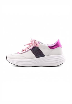 - Sneakersy niskie