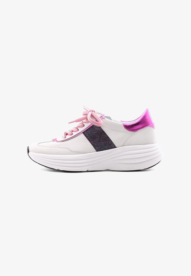 Zapatilla blanca con una franja texturizada de color gris oscuro, acentos rosas en la lengüeta y el talón, y una gruesa suela blanca con surcos visibles.