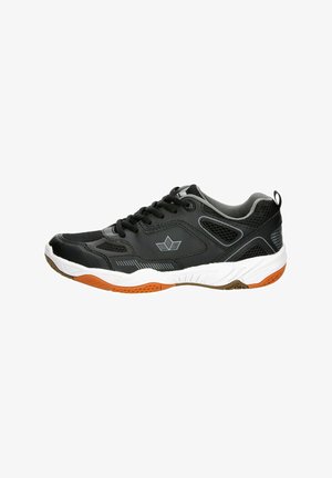 Schwarzer Sportschuh mit einem Netz-Obermaterial, gerippten Akzenten und einer weißen und orangefarbenen Gummisohle. Verfügt über ein Schnürdesign und einen gepolsterten Schaft.