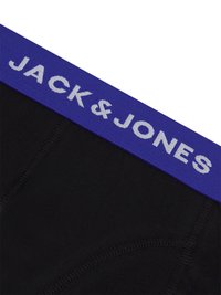 Boxers noirs avec une large ceinture élastique violette comportant le texte blanc "JACK & JONES", tissu lisse et coutures contrastées.