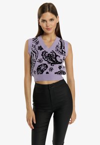 Lila mouwloze cropped sweater met een V-hals en zwart paisleypatroon. De textuur is gebreid, met ribgebreide accenten langs de zoom.
