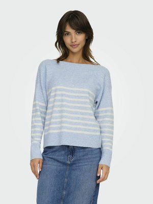 Pull en tricot bleu clair avec des rayures crème, encolure bateau, manches et ourlet côtelés. Porté sur une jupe en denim foncé.