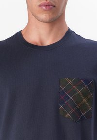 Barbour BARBOUR ARNSIDE TARTAN POCKET T-SHIRT - Μπλουζάκι με στάμπα - navy