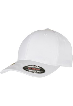 Cască albă din material textil, cu o coroană rotundă și vizier curbat. Prezintă o etichetă circulară neagră în față cu branding și instrucțiuni de îngrijire.
