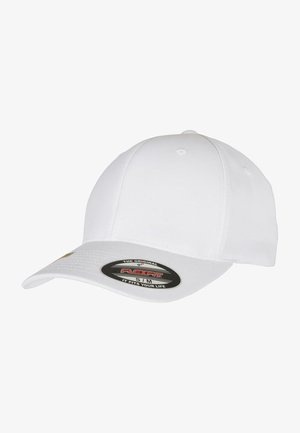 Chapeau blanc en tissu avec une couronne arrondie et une visière courbée. Présente un autocollant noir circulaire à l'avant avec le logo et les instructions d'entretien.