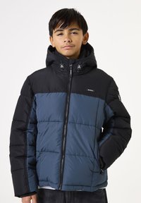 Gevoerde jas met een donkerblauw en zwart kleurenschema, een met rits gesloten voorkant en een capuchon met verstelbare trekkoorden. Zachte, gestikte textuur.