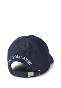 Tmavomodrá rifľová baseballová čiapka s nastaviteľným remienkom a bielym vyšívaným nápisom "U.S. POLO ASSN." na zadnej strane.