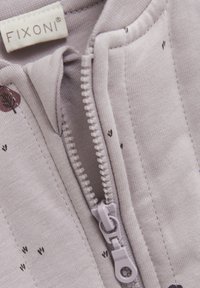 Hellgrau Zip-up Kleidungsstück mit Blumen- und Blättermuster. Aus weichem Stoff gefertigt, verfügt es über einen kontrastierenden Reißverschluss und ein Markenetikett.