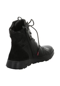 Zwarte enkelboot van leer en suede, met een rits aan de zijkant, ronde neus en een rubberen zool met een gestructureerd patroon.