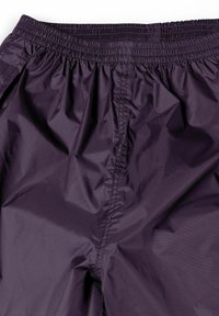 Paarse nylon broek met een elastische tailleband, featuring een gladde textuur en minimale stiksels rond de zakken en naden.