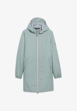 Veste bleu clair à manches longues avec capuche. Elle dispose d'une fermeture éclair sur toute la longueur, de poignets élastiques et de deux poches latérales. Matériau lisse et résistant à l'eau.